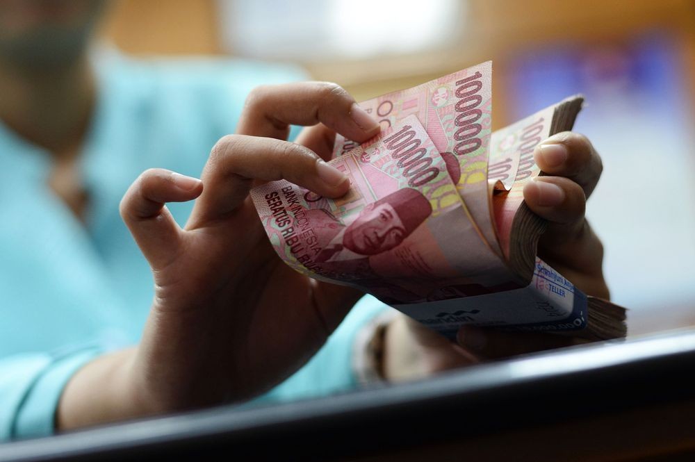 Rupiah Akhir Pekan Ditutup Merosot Ke Rp14 955 Ini Biang Keroknya