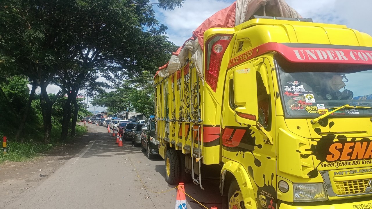 Truk Pengangkut Terjebak Kemacetan Pasokan Cabai Rawan Tersendat