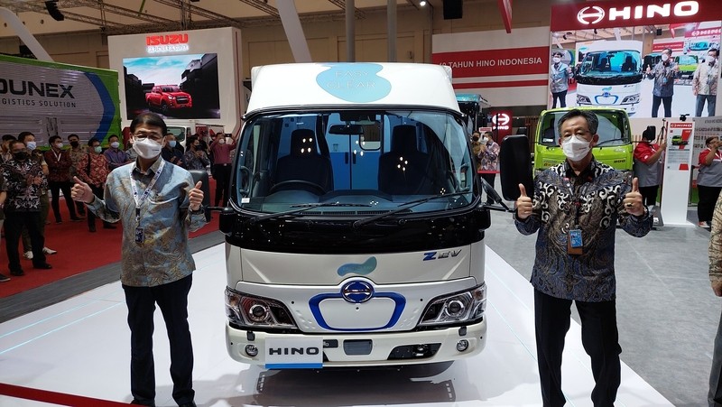 Truk Listrik Hino Dutro Z Ev Hadir Di Giias Bisa Isi Penuh Daya