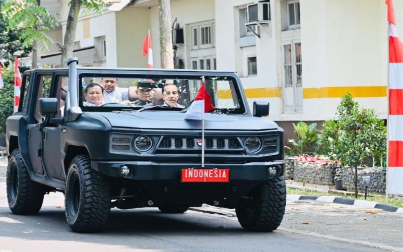 Jokowi Tinjau Pindad Naik Maung Disopiri Prabowo