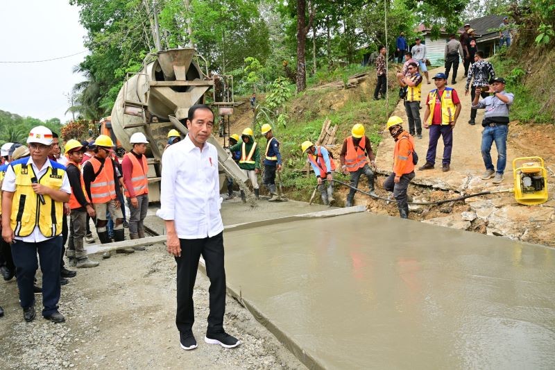 Jokowi Targetkan Pembangunan Jalan Desa Sekitar IKN Rampung Akhir 2023