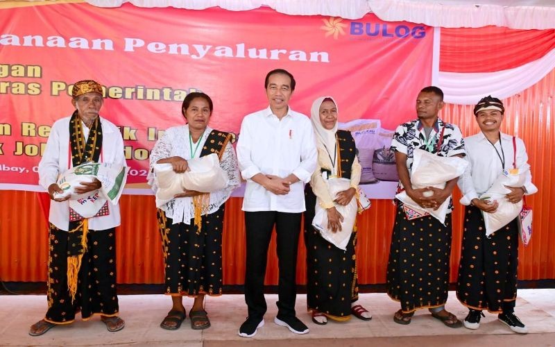 Jokowi Bagikan Bantuan Pangan Cadangan Beras Pemerintah Di Nagekeo Ntt