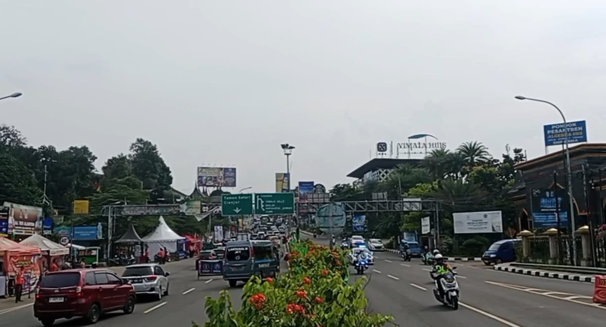 Kawasan Puncak Mulai Macet Polisi Berlakukan One Way