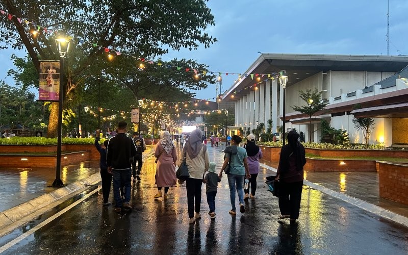 Diguyur Hujan Pengunjung Tmii Tetap Antusias Rayakan Malam Tahun Baru