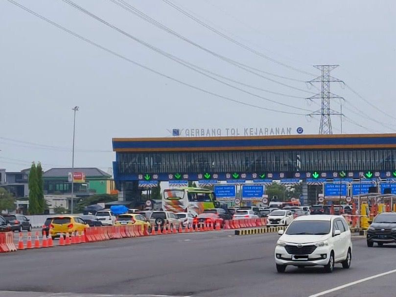 Lonjakan Volume Kendaraan Masih Terjadi Di Gerbang Tol Trans Jawa