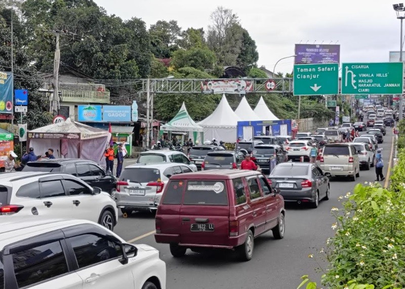 Antrean Mobil Ke Puncak Mengular 2 Km Polisi Terapkan One Way