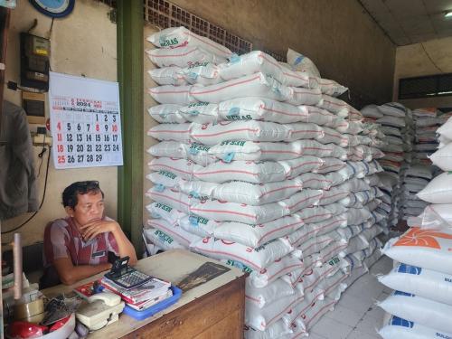 Pedagang Sebut Sedikitnya Pasokan Beras Pemerintah Jadi Penyebab Harga