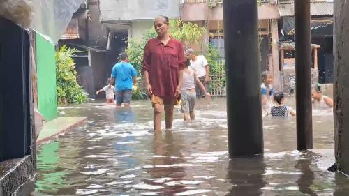 Puluhan Rumah Di Pulogadung Terendam Banjir Ketinggian Air Hampir 1