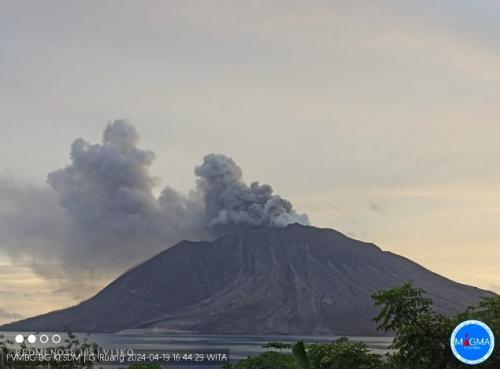 Gunung Ruang Erupsi Lagi Kolom Letusan Capai Meter