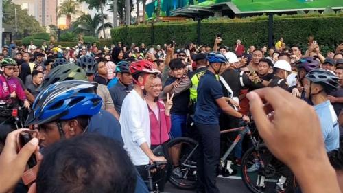 Jokowi Gowes Di Cfd Bundaran Hi Sapa Hingga Selfie Bareng Warga