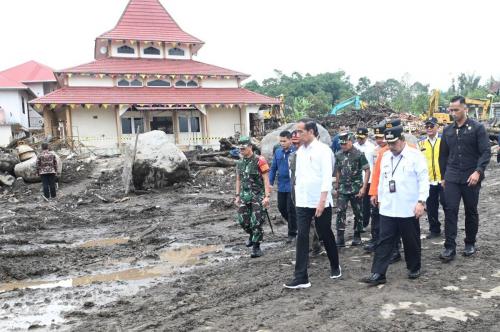 Tinjau Lokasi Banjir Bandang Di Sumbar Jokowi Siapkan Lahan Relokasi