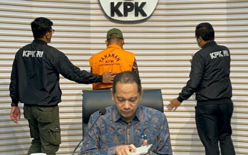 KPK Tahan Satu Tersangka Kasus Pengadaan APD Kemenkes