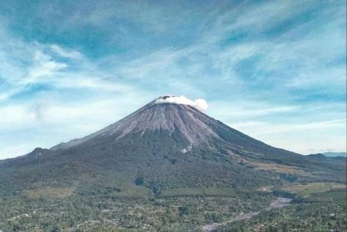 Semeru Erupsi Pagi Ini Luncurkan Abu Vulkanik Meter Di Atas Puncak