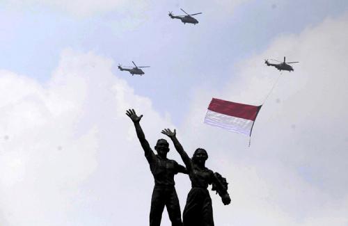 Helikopter Tni Au Kibarkan Bendera Merah Putih Raksasa