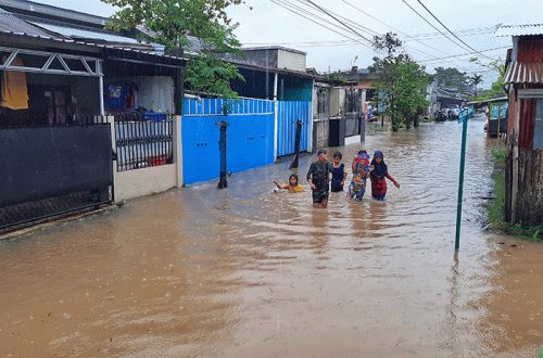 Diguyur Hujan Deras Perumnas Antang Blok Makassar Terendam Banjir