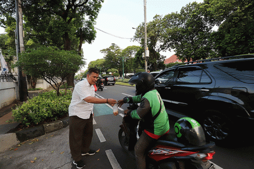 Junjung Kesucian Ramadhan Perindo Bagikan Takjil Di Kawasan Menteng