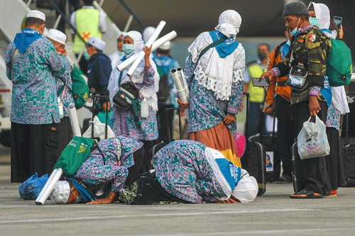 Momen Sujud Syukur Warnai Kepulangan Jamaah Haji Kloter Pertama