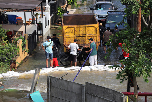 Tanggul Jebol Perumahan Nerada Estate Ciputat Terendam Banjir