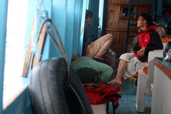 Cuaca Ekstrem Penumpang Ojek Tradisional Di Pelabuhan Kaliadem Sepi