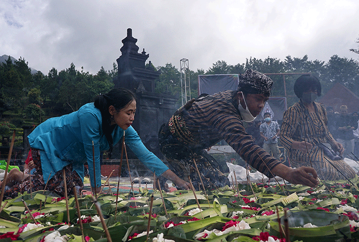 Ritual Sajen Dan Dupa Di Candi Gedong Songo