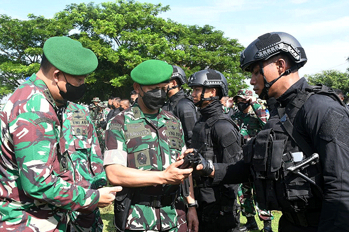 Aksi Prajurit Yonif Raider 400 BR Bebaskan Sandera Di Kantor Bupati