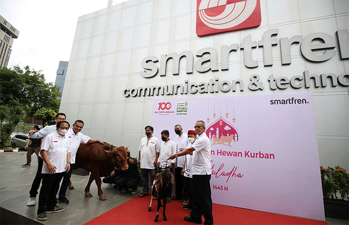 Smartfren Dan Yayasan Muslim Sinar Mas Serahkan Hewan Kurban Untuk Warga