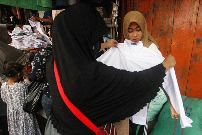 Penjualan Seragam Sekolah Meningkat Jelang Tahun Ajaran Baru