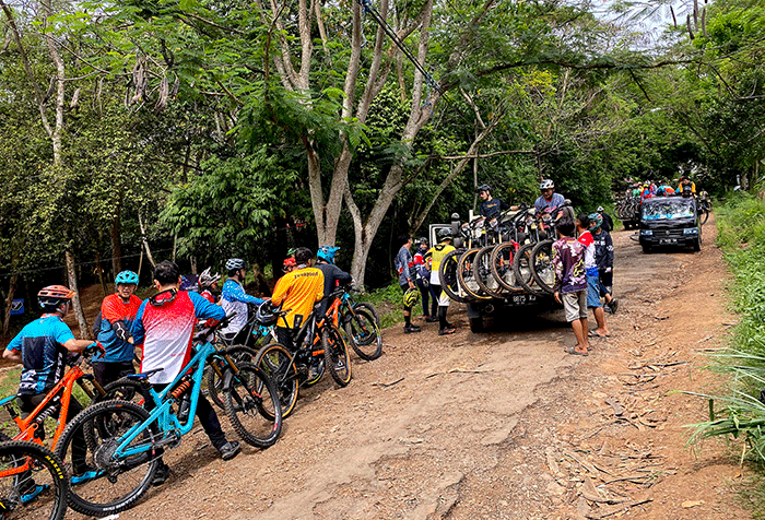 Ratusan Pesepeda MTB Jelajah Gunung Pinang Bike Park