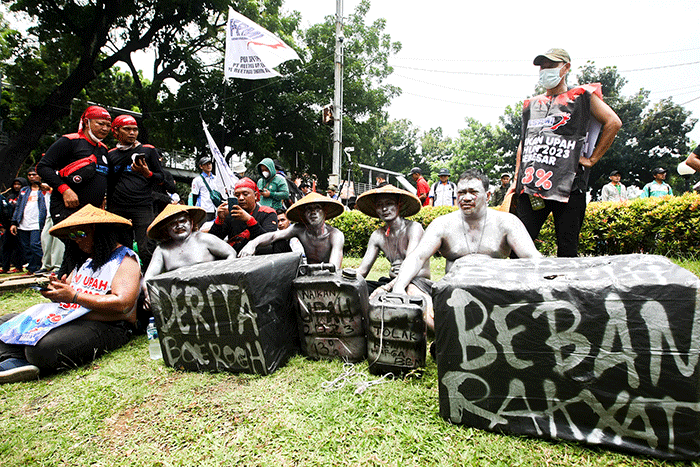 Ribuan Buruh Gelar Aksi Demo Di Patung Kuda