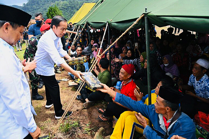 Presiden Jokowi Berikan Bantuan Kepada Para Pengungsi Terdampak Gempa