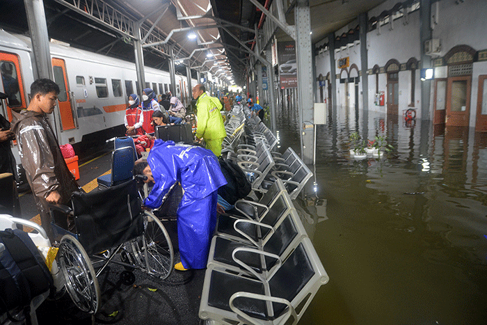 Stasiun Semarang Tawang Banjir Aktivitas Perjalanan Ka Alami Keterlambatan