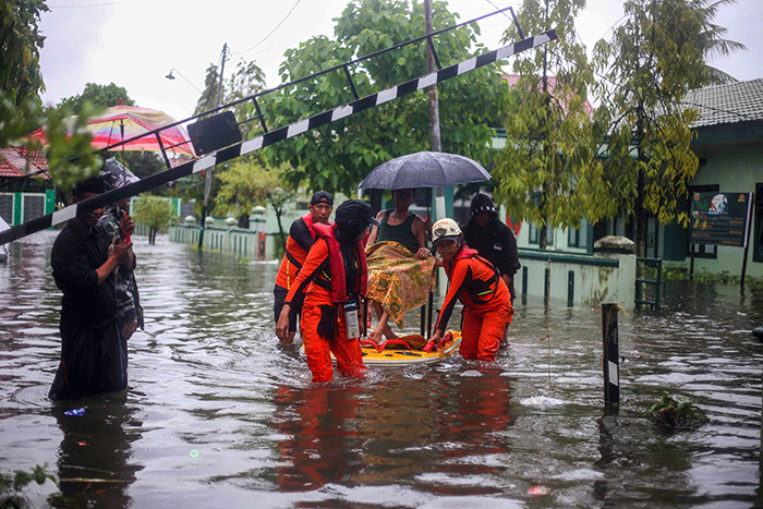 Hujan Deras Kota Makassar Terendam Banjir