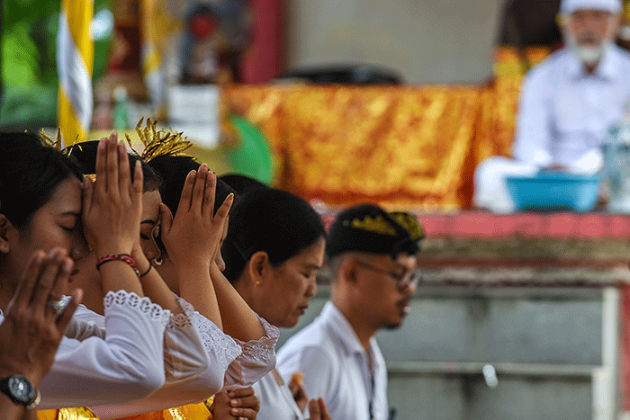 Potret Metatah Upacara Potong Gigi Umat Hindu Di Pura Agung Sriwijaya