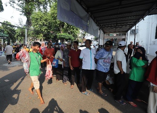 Ratusan Warga Antre Pembagian Daging Kurban Di Masjid Cut Mutia