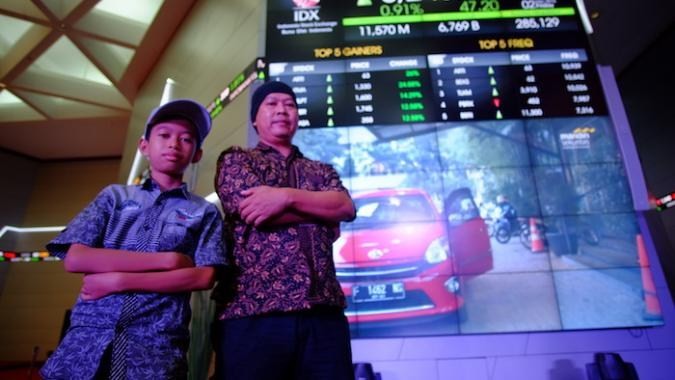 Aab, sopir grab bersama anaknya (foto: Ist)