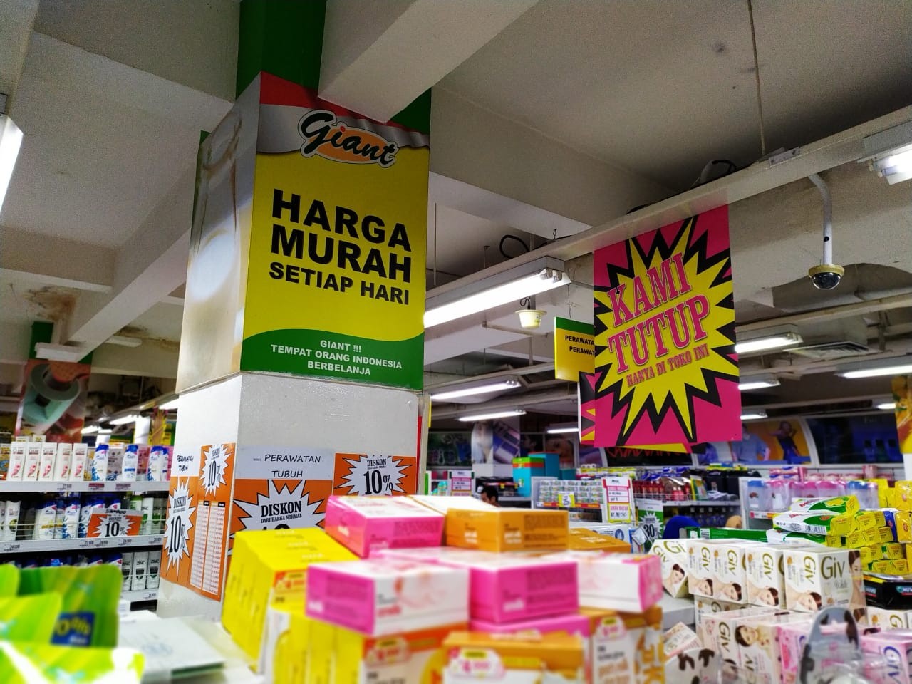 Kilas Balik Penutupan Giant, Barang Diborong Emak-Emak hingga PHK di Depan Mata. (Foto: MNC Media)