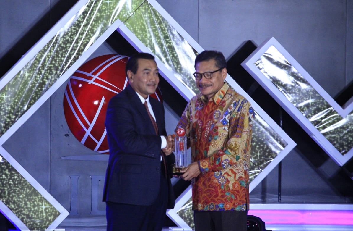 Bos BRI Suprajarto Raih The Best CEO di IDX Channel Innovation Awards. (Foto: Ist)