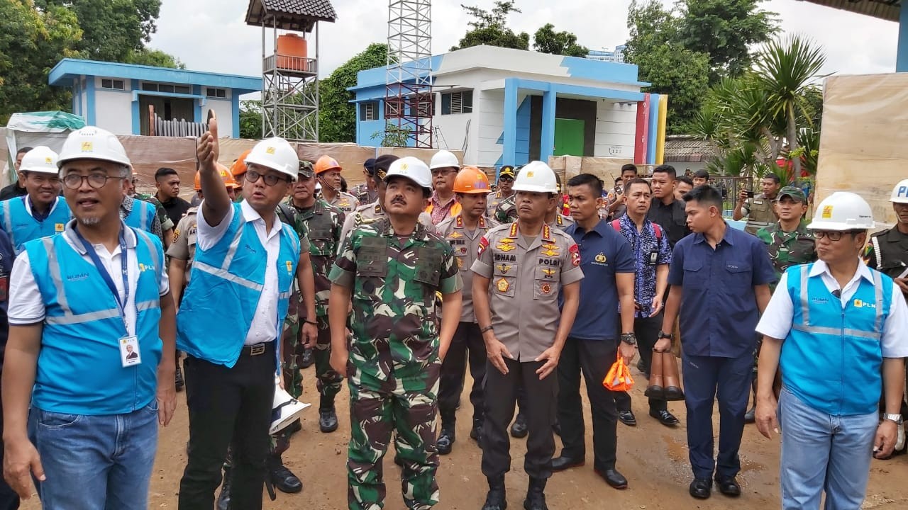 Bantu Pembersihan Gardu Pasca Banjir, Panglima TNI dan Kapolri Datangi GISTET Kembangan. (Foto: Ist)