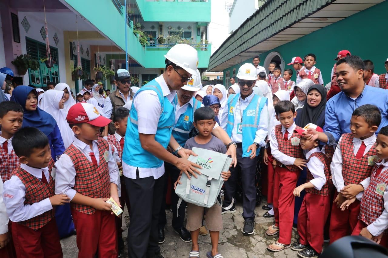 PLN Salurkan Bantuan untuk Siswa Sekolah Terdampak Banjir di Cengkareng. (Foto: Ist)