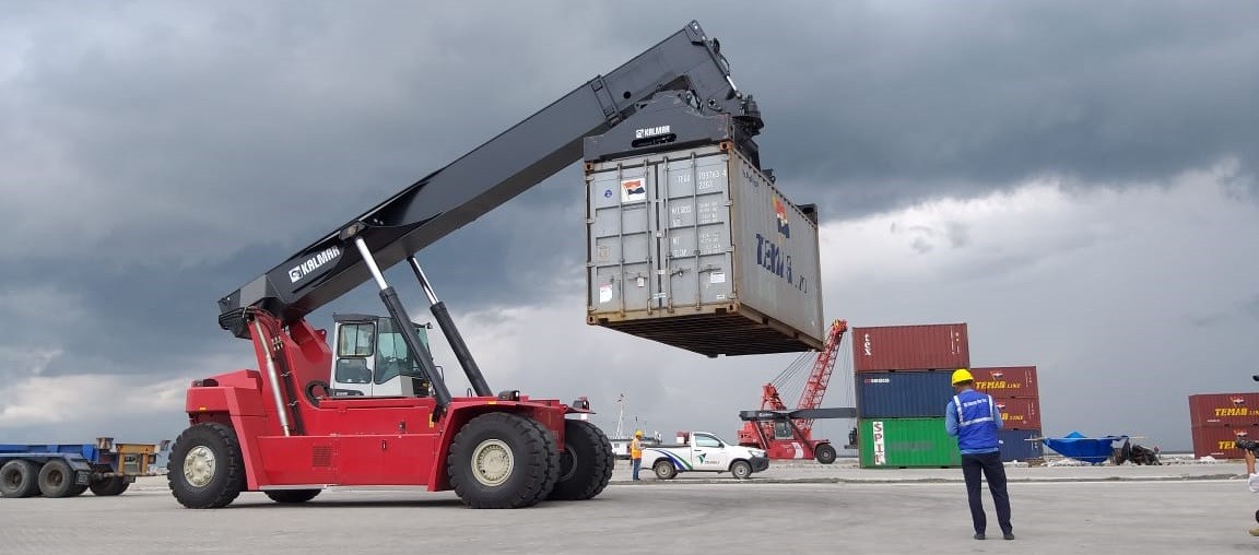 Bantu Bongkar Muat, Pelindo IV Datangkan 27 Head Truck dan 8 Reach Stacker. (Foto: Ist)