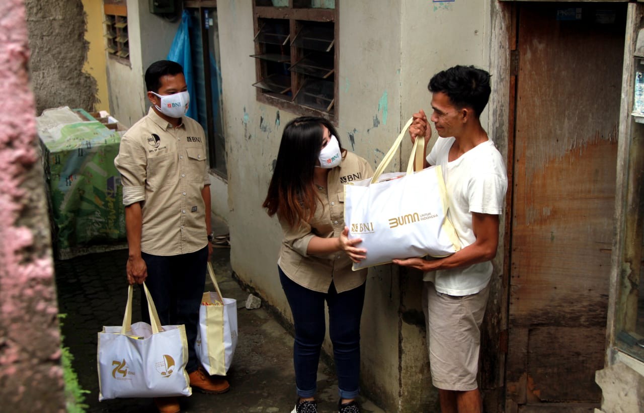 HUT BNI, Pegawai dan Serikat Pekerja BNI Bagikan 146.000 Paket Sembako. (Foto : BNI)