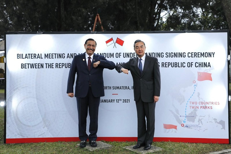 Dampingi Menlu China Kunjungi Danau Toba, Luhut : Besok Ketemu Presiden. (Foto : Taufik/Okezone)