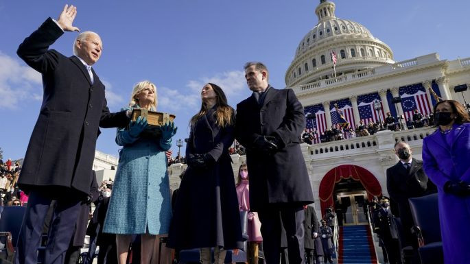 Hari Pertama Menjabat, Biden Cabut Kebijakan â€˜Muslim Banâ€™ di AS. (Foto : The Irish Time)