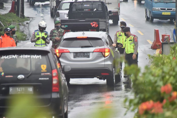 Jalur puncak berlakukan buka tutup karena kepadatan pengunjung.  (Foto: MNC Media)