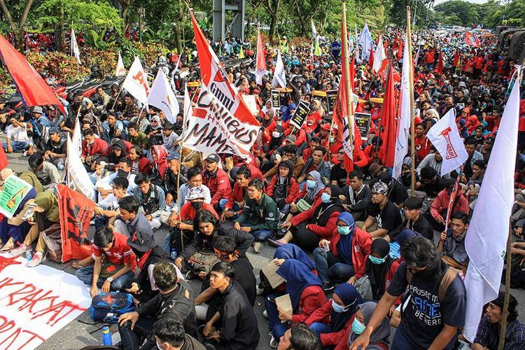 Ribuan Buruh Demo Tolak Kenaikan BBM Hingga UU Cipta Kerja