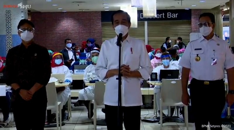 Jokowi Tinjau Langsung Vaksinasi Covid Pedagang Pasar Tanah Abang (FOTO: MNC Media)
