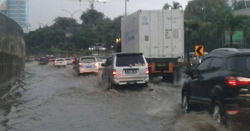 Tidak Ada Kompensasi Bagi Pengguna Tol JORR S yang Terhambat Banjir. (Foto : MNC Media)