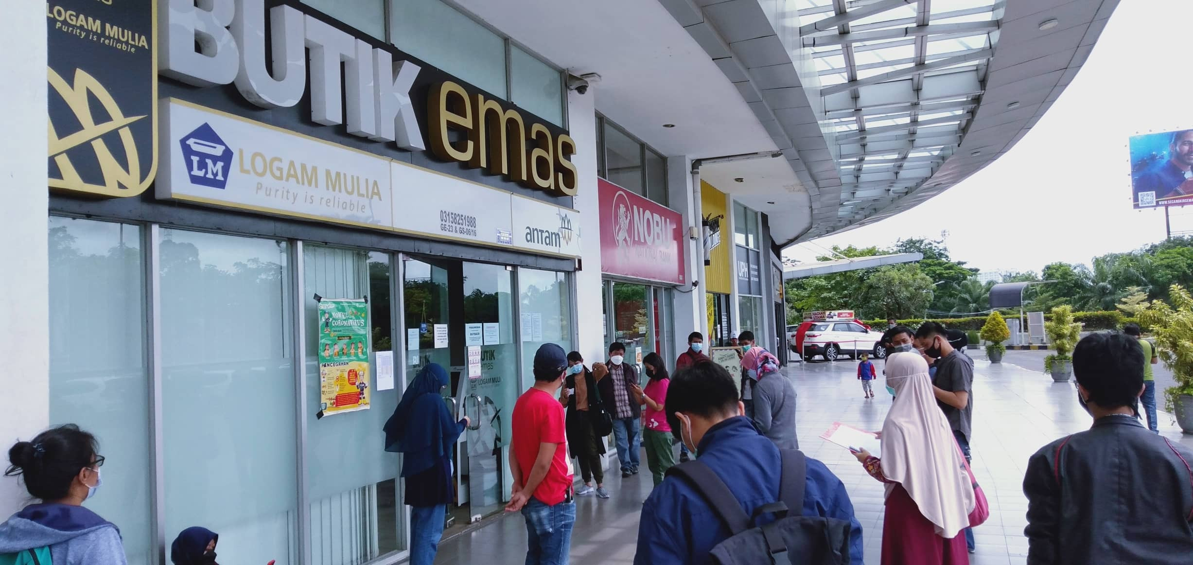 Hari Libur, Toko Emas Antam Tetap â€˜Diserbuâ€™ (FOTO: MNC Media)