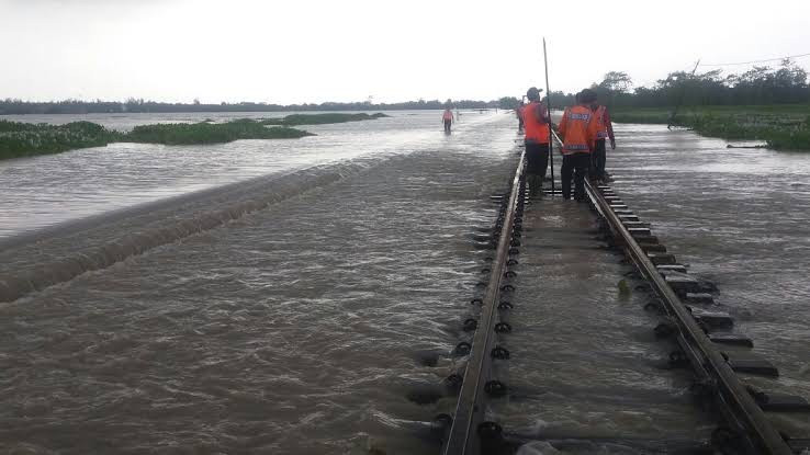 Pasca Terendam Banjir, Kemenhub Kebut Perbaikan Jalur KA Lintas Utara Jawa (FOTO: MNC Media)