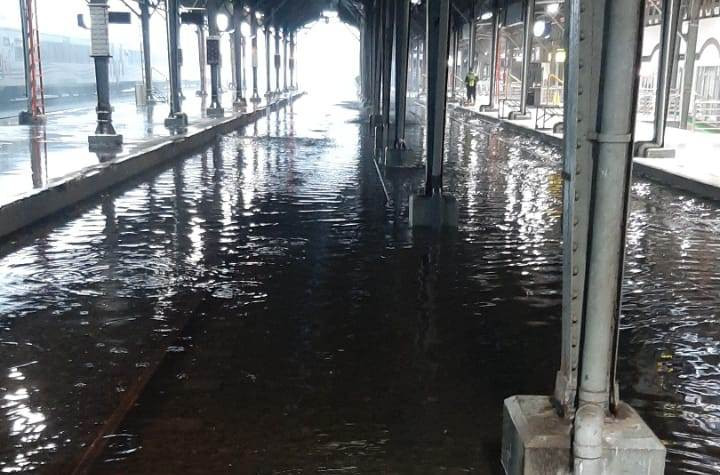 Jalur Rel Terendam Banjir Setinggi 75 cm, 3 Kereta Api Tertahan di Semarang (FOTO: MNC Media)